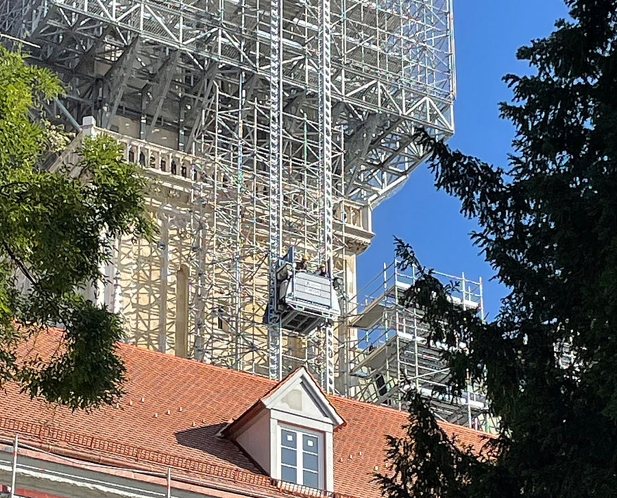 GEDA Transportbühnen an der historischen Kirche in Zagreb 2