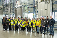 https://www.geda.de/fileadmin/_processed_/2/0/csm_GEDA_Talents_Day_2020_Gruppe_1_18022020_b8901526da.jpg	Eine Gruppe Jugendlicher in gelben Warnwesten steht nebeneinander in einer großen industriellen Halle.