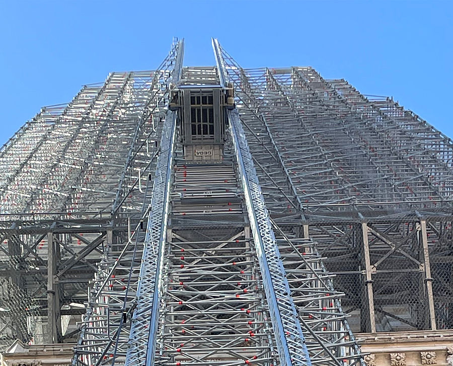 GEDA Transportbühnen an der historischen Kirche in Zagreb 3