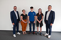 Fünf Menschen stehen nebeneinander, freundlich lächelnd.