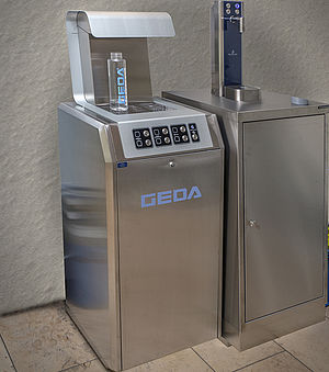 Ein Edelstahl-Wasserspender mit der Aufschrift "GEDA".