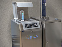 Ein Edelstahl-Wasserspender mit der Aufschrift "GEDA".