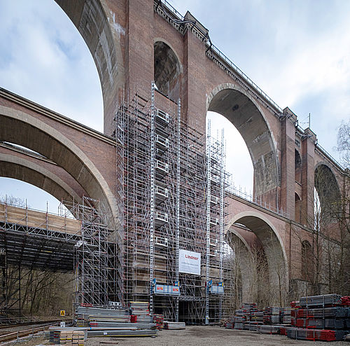 Ein großes Viadukt eingerüstet für Renovierungsarbeiten.