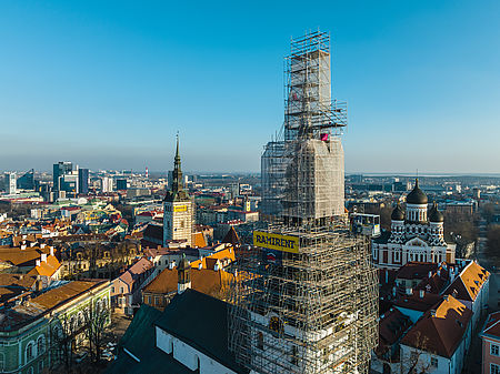 Kirchturm wird von einem Gerüst umgeben, während Bauarbeiten stattfinden.